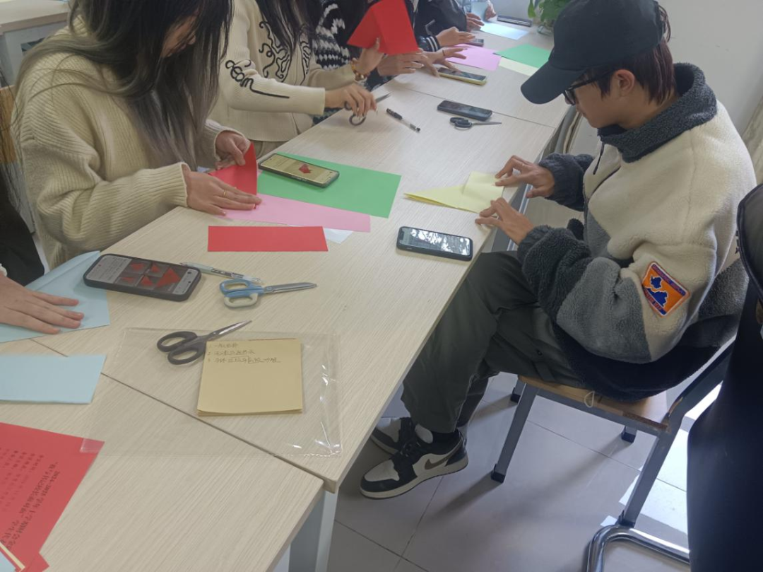 一站式学生社区 | 智慧社区开展“弘扬传统文化 传承剪纸艺术”美育活动 第 2 张 一站式学生社区 | 智慧社区开展“弘扬传统文化 传承剪纸艺术”美育活动 第 2 张