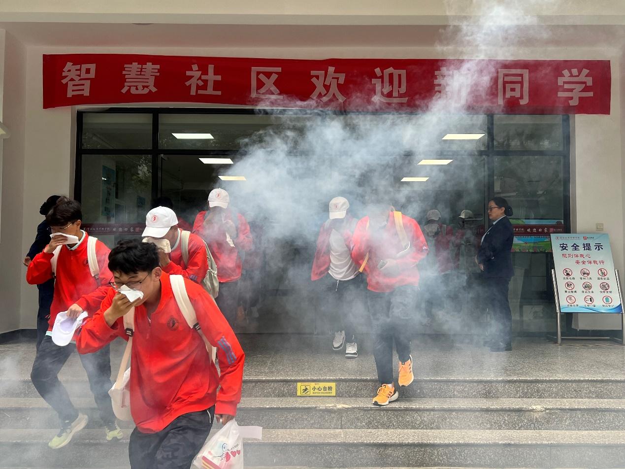 以练为战 防患未然——智慧社区举行2024级新生综合应急疏散逃生演练 第 3 张