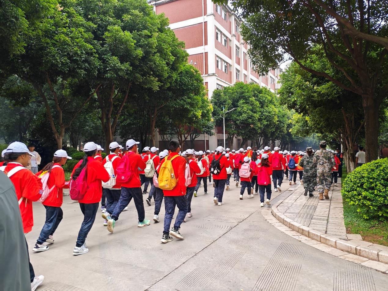 以练为战 防患未然——智慧社区举行2024级新生综合应急疏散逃生演练 第 2 张