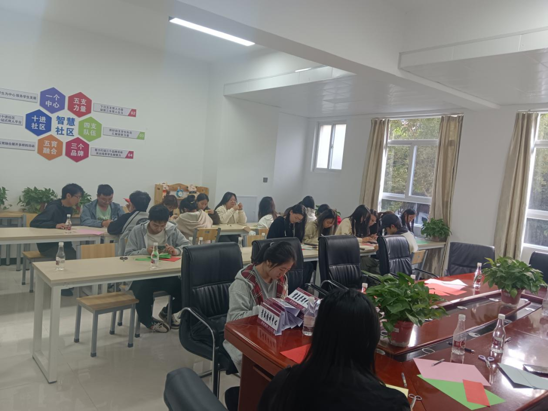 一站式学生社区 | 智慧社区开展“弘扬传统文化 传承剪纸艺术”美育活动 第 1 张 一站式学生社区 | 智慧社区开展“弘扬传统文化 传承剪纸艺术”美育活动 第 1 张