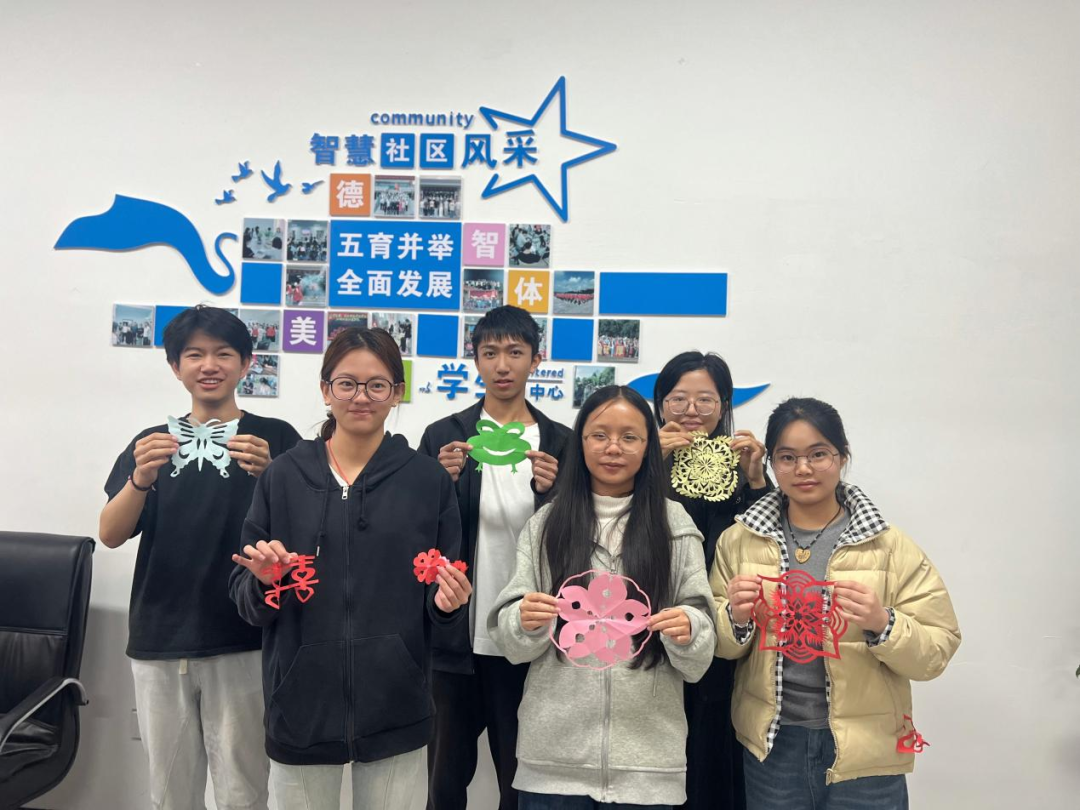 一站式学生社区 | 智慧社区开展“弘扬传统文化 传承剪纸艺术”美育活动 第 4 张 一站式学生社区 | 智慧社区开展“弘扬传统文化 传承剪纸艺术”美育活动 第 4 张