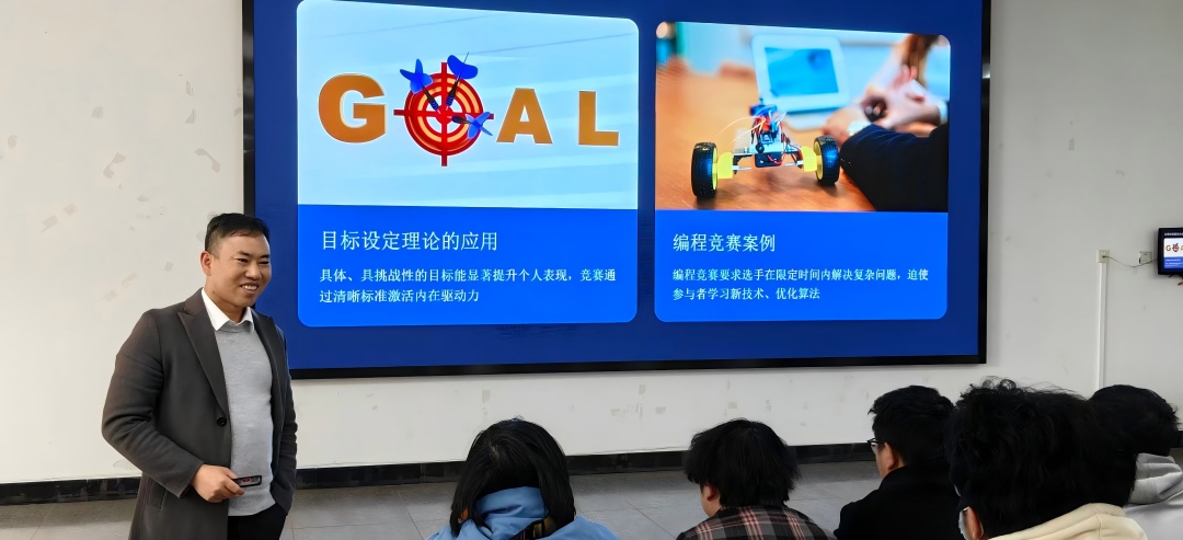 05杨勇副教授分享学生赛事的经历与收获(1).jpg 05杨勇副教授分享学生赛事的经历与收获(1).jpg