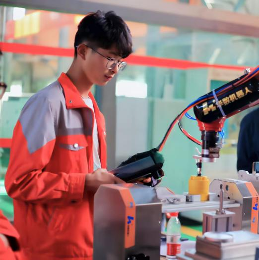 青春璀璨，逐梦前行 第 2 张