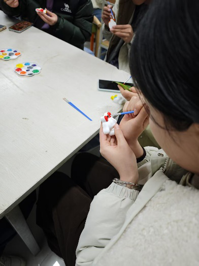 一站式学生社区 | “巧绘心语,石膏焕彩”—财会金融学院智慧社区开展石膏娃娃DIY涂鸦活动 第 5 张 一站式学生社区 | “巧绘心语,石膏焕彩”—财会金融学院智慧社区开展石膏娃娃DIY涂鸦活动 第 5 张