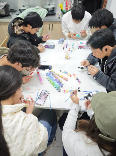 一站式学生社区 | “巧绘心语,石膏焕彩”—财会金融学院智慧社区开展石膏娃娃DIY涂鸦活动 第 2 张 一站式学生社区 | “巧绘心语,石膏焕彩”—财会金融学院智慧社区开展石膏娃娃DIY涂鸦活动 第 2 张