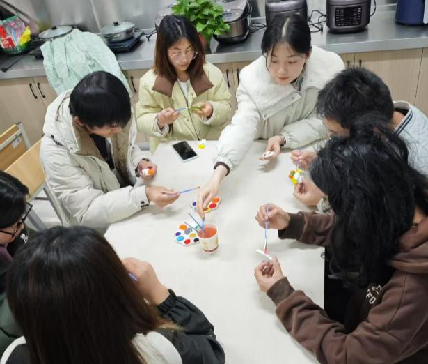 一站式学生社区 | “巧绘心语,石膏焕彩”—财会金融学院智慧社区开展石膏娃娃DIY涂鸦活动 第 6 张 一站式学生社区 | “巧绘心语,石膏焕彩”—财会金融学院智慧社区开展石膏娃娃DIY涂鸦活动 第 6 张