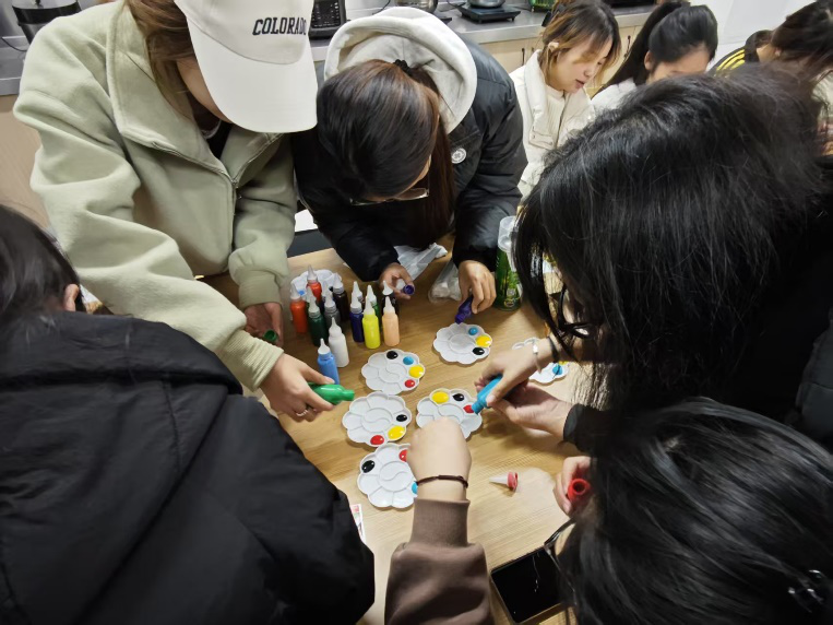 一站式学生社区 | “巧绘心语,石膏焕彩”—财会金融学院智慧社区开展石膏娃娃DIY涂鸦活动 第 1 张 一站式学生社区 | “巧绘心语,石膏焕彩”—财会金融学院智慧社区开展石膏娃娃DIY涂鸦活动 第 1 张