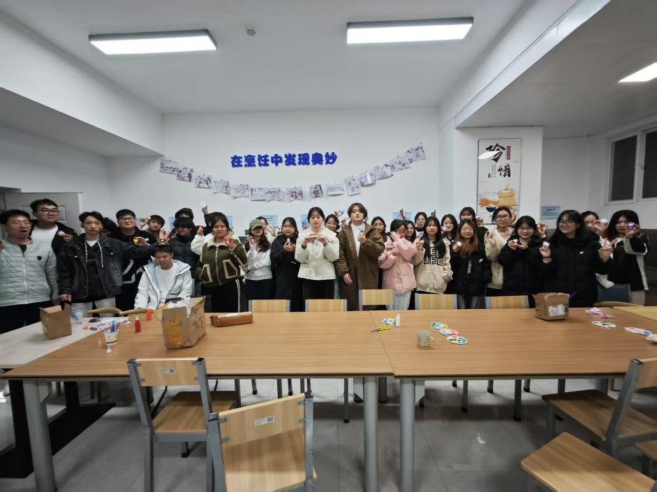 一站式学生社区 | “巧绘心语,石膏焕彩”—财会金融学院智慧社区开展石膏娃娃DIY涂鸦活动 第 10 张 一站式学生社区 | “巧绘心语,石膏焕彩”—财会金融学院智慧社区开展石膏娃娃DIY涂鸦活动 第 10 张