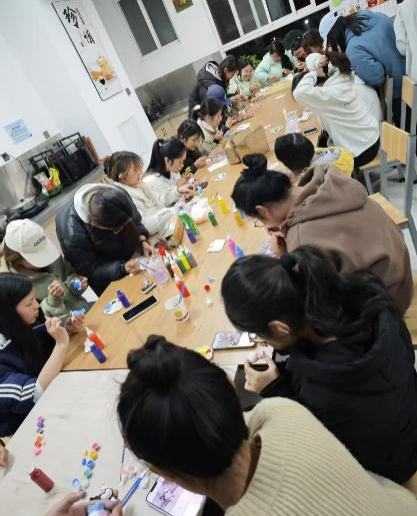 一站式学生社区 | “巧绘心语,石膏焕彩”—财会金融学院智慧社区开展石膏娃娃DIY涂鸦活动 第 4 张 一站式学生社区 | “巧绘心语,石膏焕彩”—财会金融学院智慧社区开展石膏娃娃DIY涂鸦活动 第 4 张