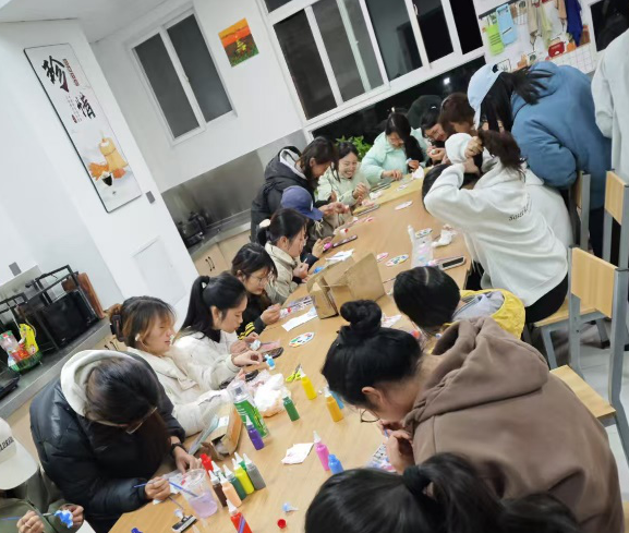 一站式学生社区 | “巧绘心语,石膏焕彩”—财会金融学院智慧社区开展石膏娃娃DIY涂鸦活动 第 7 张 一站式学生社区 | “巧绘心语,石膏焕彩”—财会金融学院智慧社区开展石膏娃娃DIY涂鸦活动 第 7 张