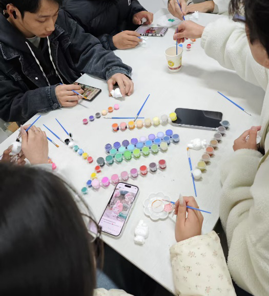 一站式学生社区 | “巧绘心语,石膏焕彩”—财会金融学院智慧社区开展石膏娃娃DIY涂鸦活动 第 3 张 一站式学生社区 | “巧绘心语,石膏焕彩”—财会金融学院智慧社区开展石膏娃娃DIY涂鸦活动 第 3 张