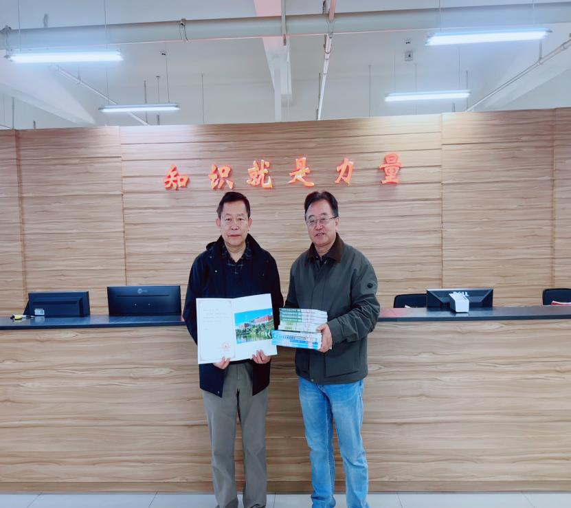 李铭副校长向图书馆捐赠一批精品书籍 第 1 张